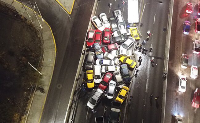 Hielo provoca carambola de 30 autos en Coahuila