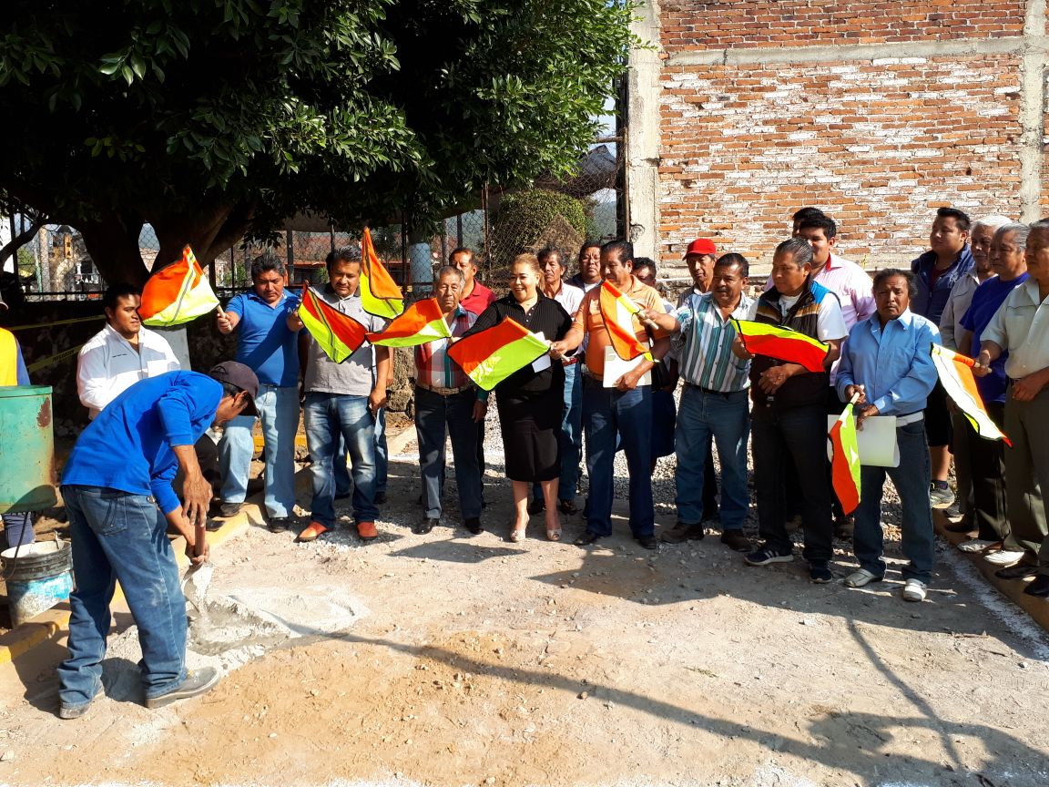 Gestiona Bety Alatriste recurso para construcción del campanario para iglesia de Ocotepec