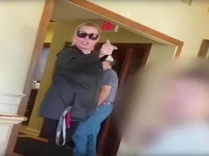 Mujer americana agrede a familia hispana y además les exige que le muestren su pasaporte.