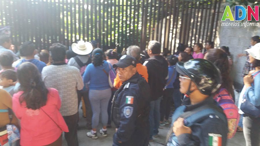 Sacan a directora de primaria por malos manejos
