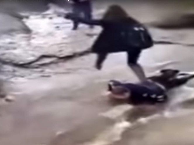 Con tal de no mojarse, alumna de secundaria utiliza como puente a niño un con parálisis cerebral (Video)