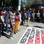 300 estudiantes realizan marcha conmemorando a los normalistas reprimidos de Amilcingo