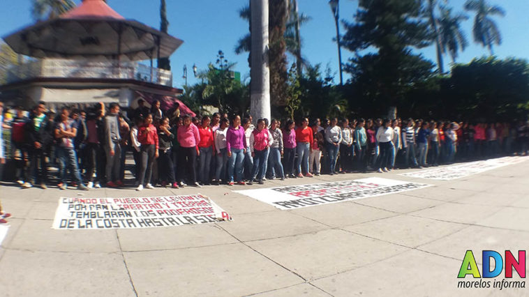 300 estudiantes realizan marcha conmemorando a los normalistas reprimidos de Amilcingo