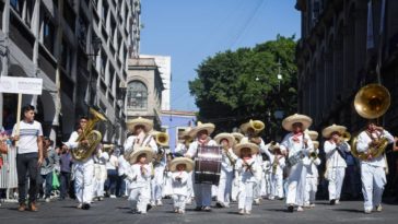 El Gobernador Cuauhtémoc Blanco presente en el desfile del 20 de noviembre