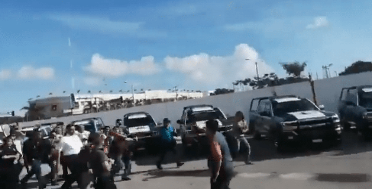 Policías corren a personal de confianza de Capella en Cancún