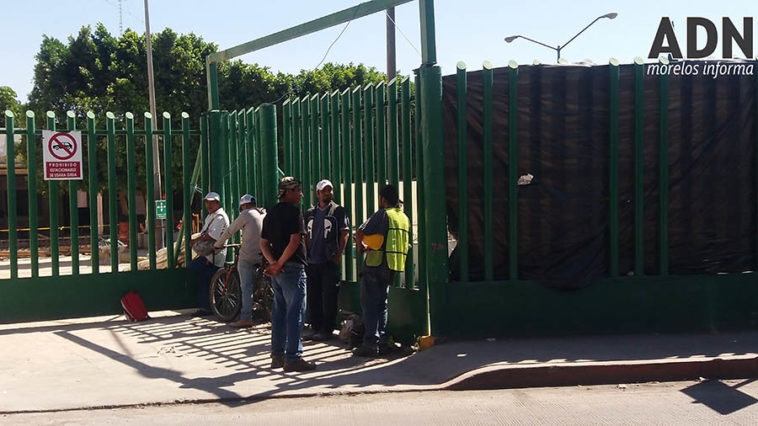 Trabajadores de reconstrucción del hospital de Cuautla exigen pago de salario