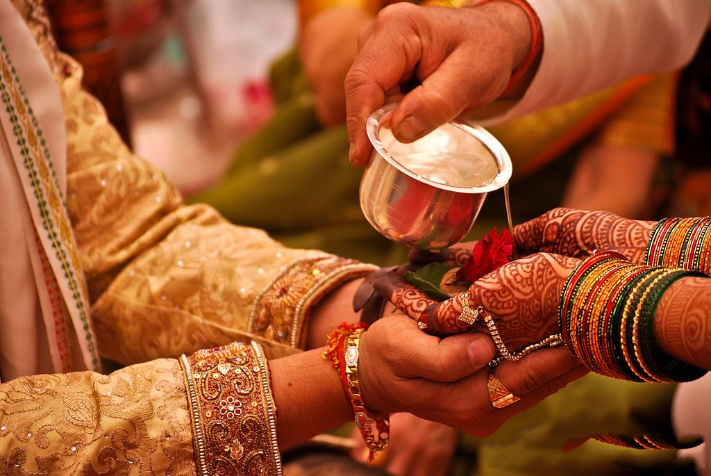 Le disparan en el hombro cuando iba camino a su boda; Lo vendan y regresa a la fiesta.