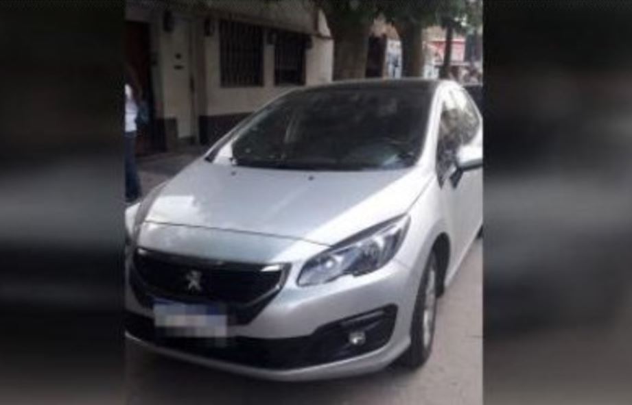 Bebé muere en auto tras ser olvidada por su padre