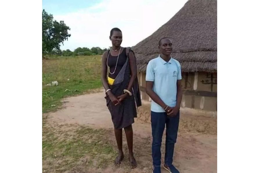 Una niña de 17 años es subasta en Facebook; Reciben 530 vacas, dos autos y 10 mil dólares.