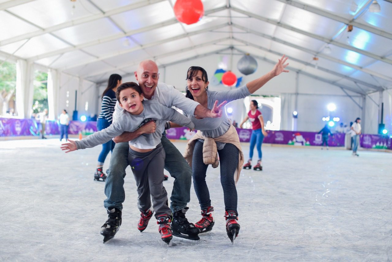 Pista de hielo abierta en el Zócalo de Cuernavaca