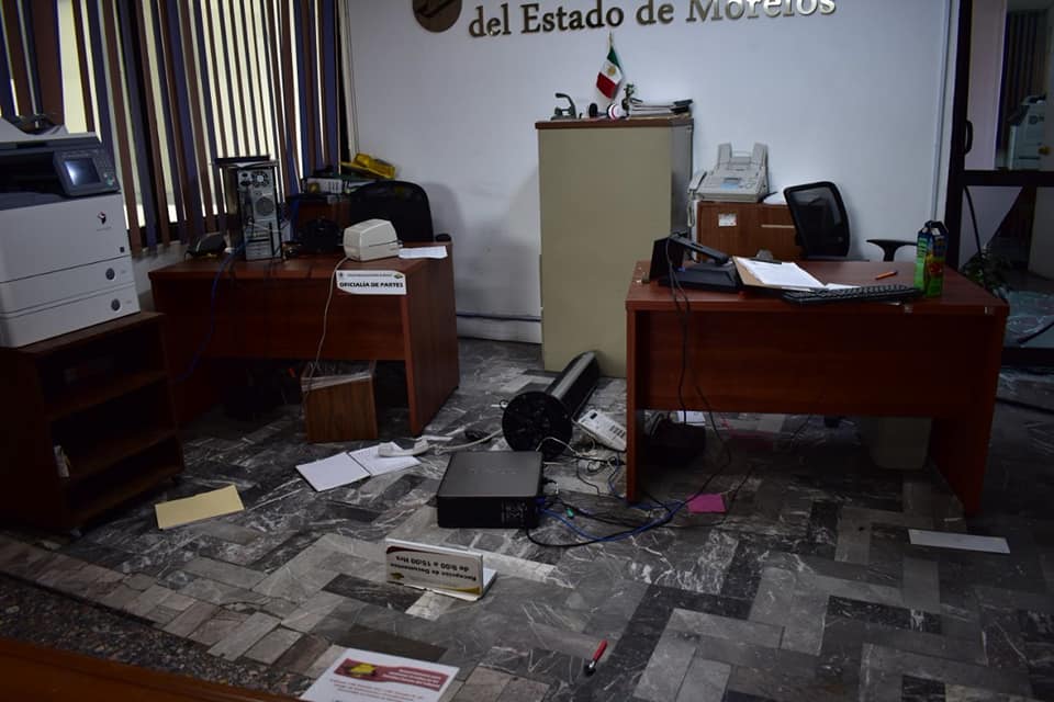 Habitantes de Xoxocotla hacen destrozos en Congreso
