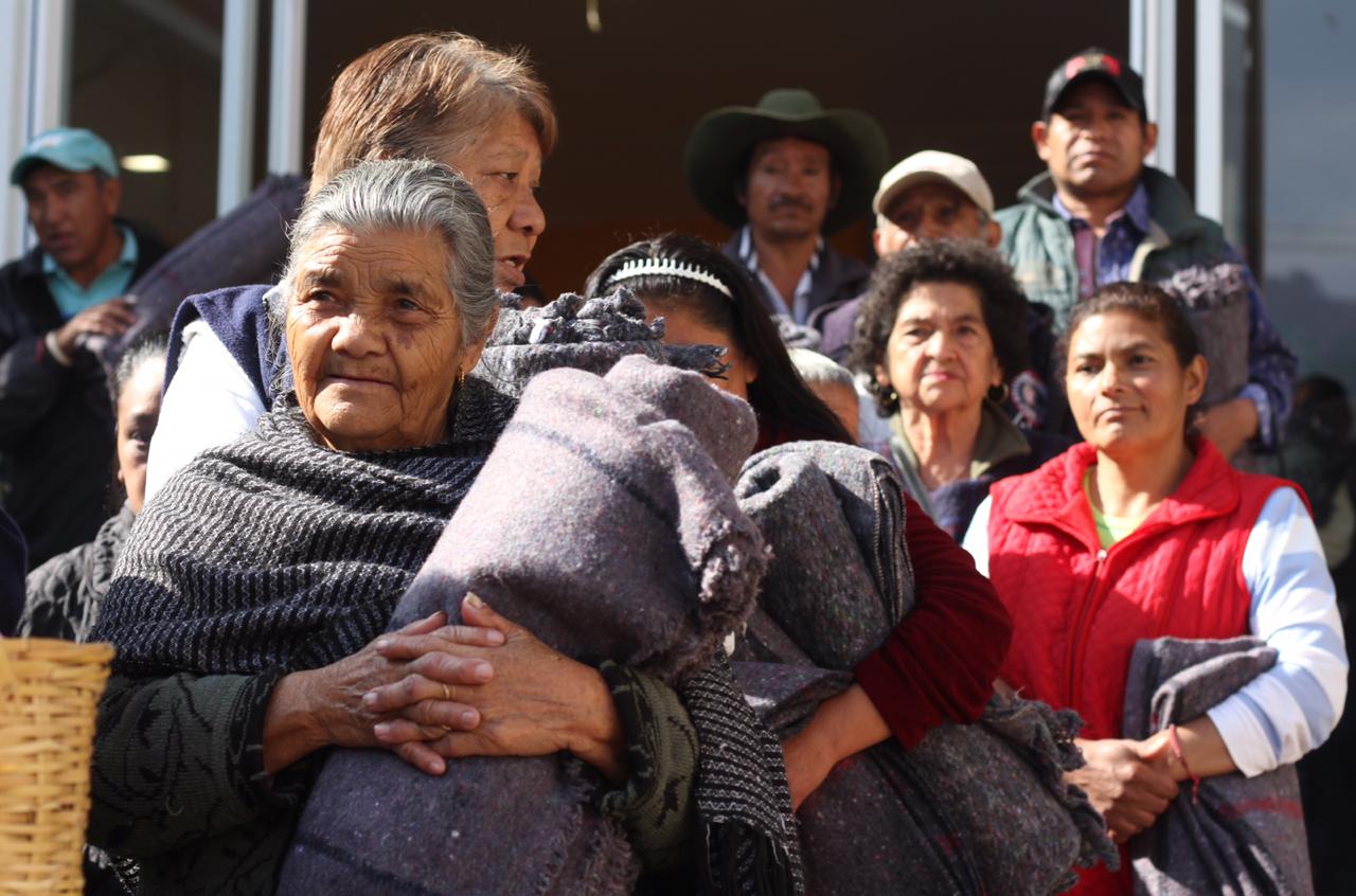 Entregan cobijas en los Altos de Morelos