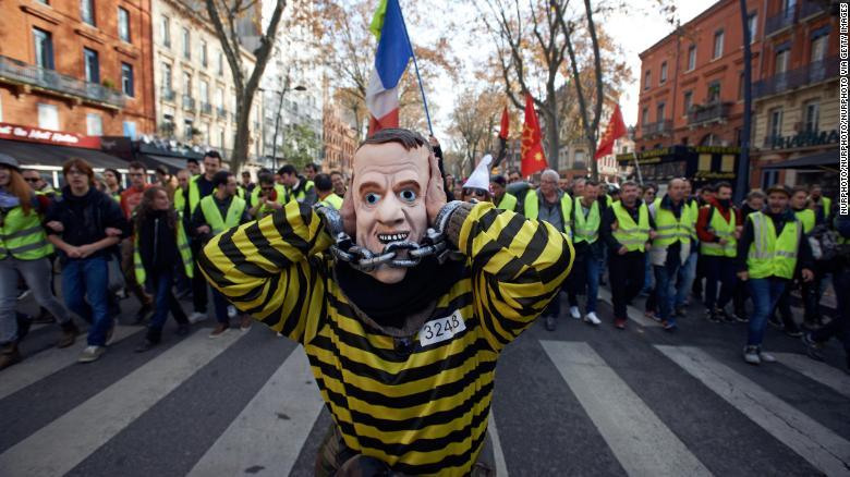 Francia suspenderá el aumento al precio de las gasolinas