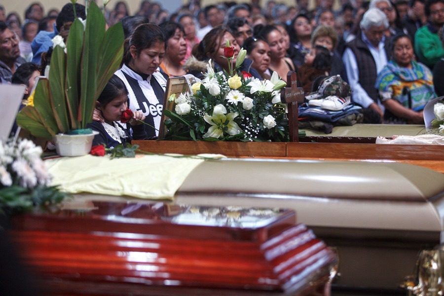 Saturado panteón de Tlahuelilpan para sepultar muertos por explosión