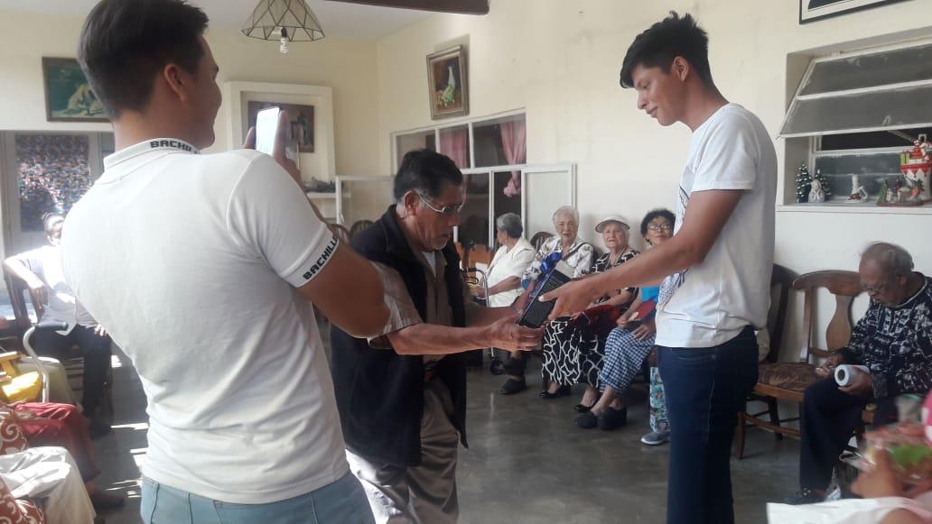 Alumnos de COBAEM dan felicidad a Casa Hogar
