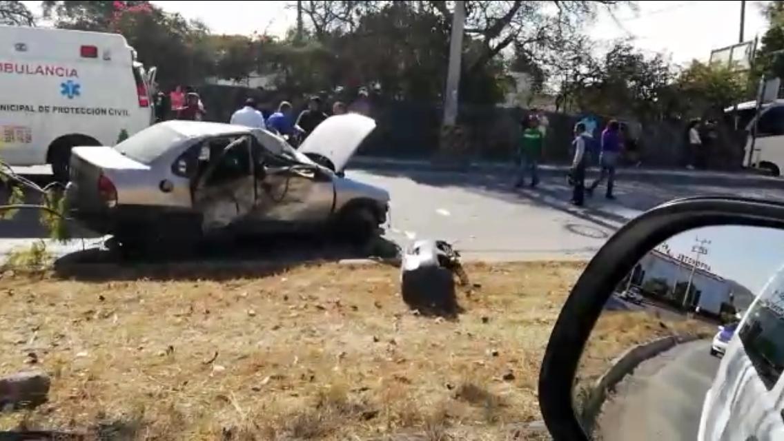 Se impacta auto contra árbol en Bulevar Cuauhnáhuac