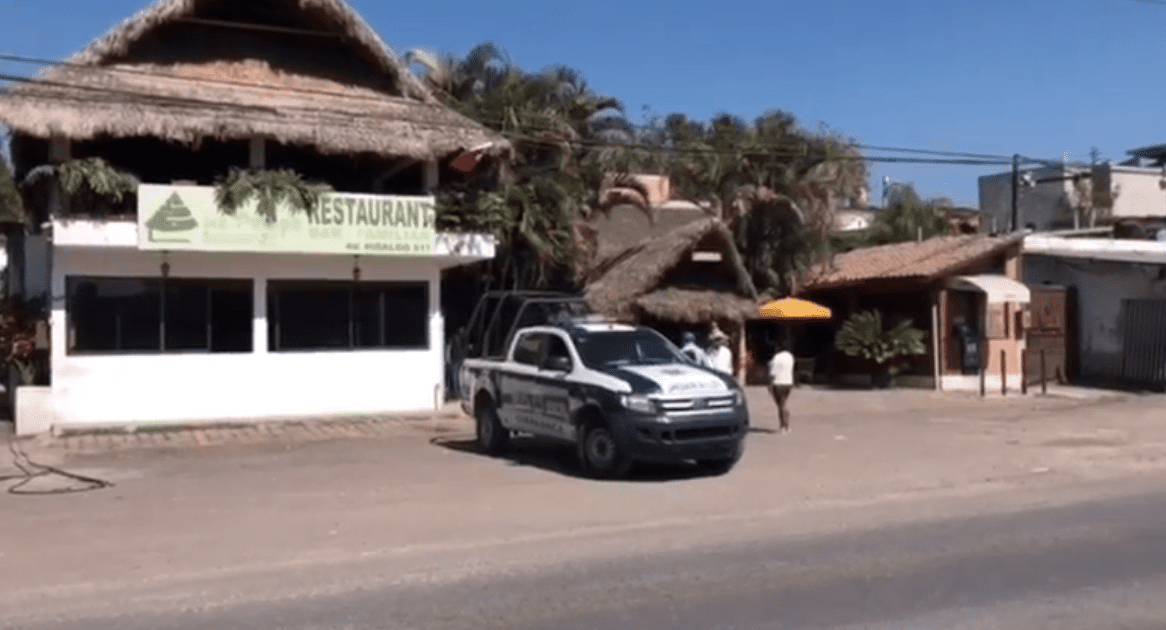 Asaltan restaurante y agreden a reportero pro documentar el hecho