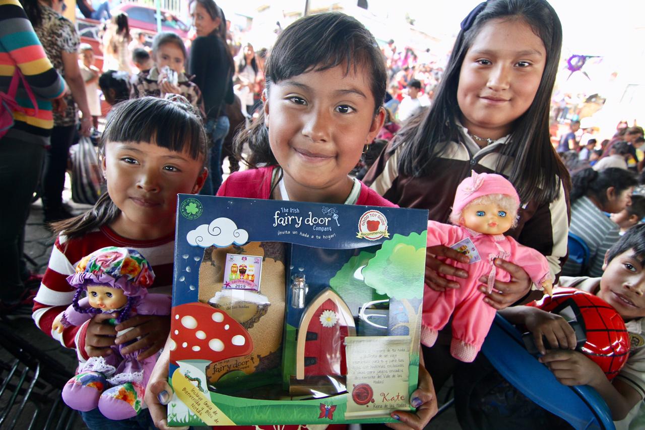 Entregan juguetes a la niñez de Tlalnepantla