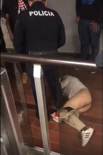 #Video Le quitan los pantalones porque robó en el metro CDMX