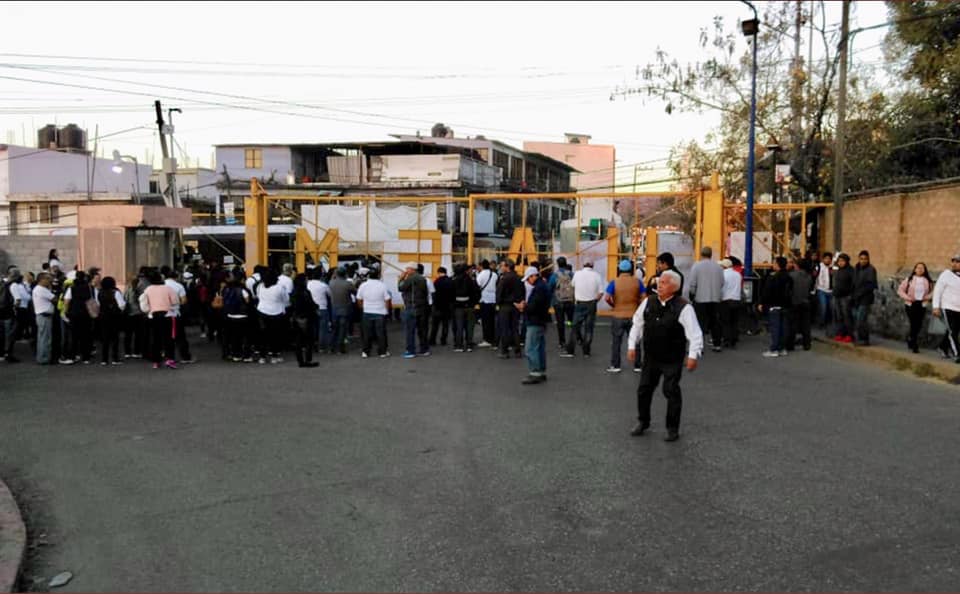 BLOQUEAN entrada a la UAEM, trabajadores se manifiestan
