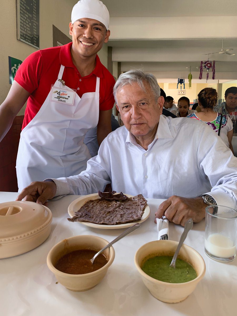 AMLO comió cecina de Puente de Ixtla luego de su gira por Guerrero