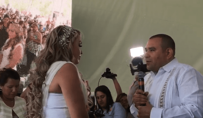 Alcalde de Yautepec aprovecha bodas gratuitas y ¡se casa!