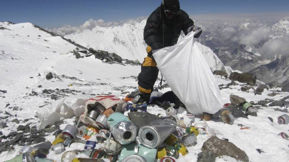 Prohiben el paso al Everest por acumulación de basura