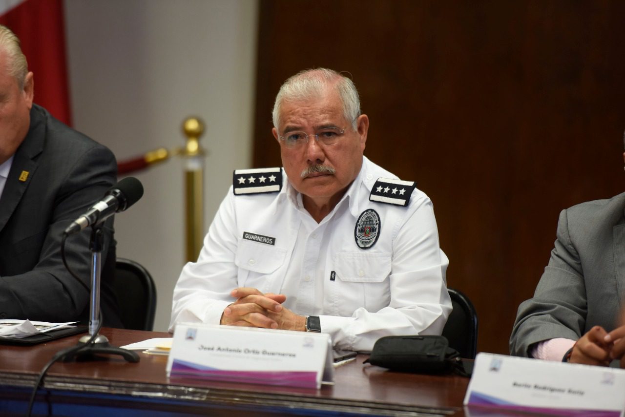Se disculpa comisionado de seguridad con mujeres