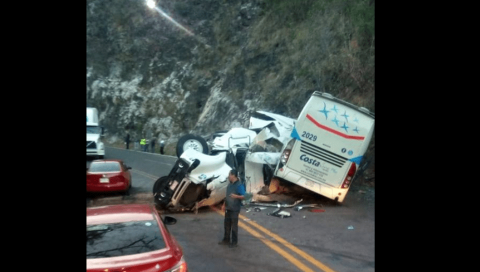 Trailer impacta con Estrella Blanca en la Iguala-Cuernavaca