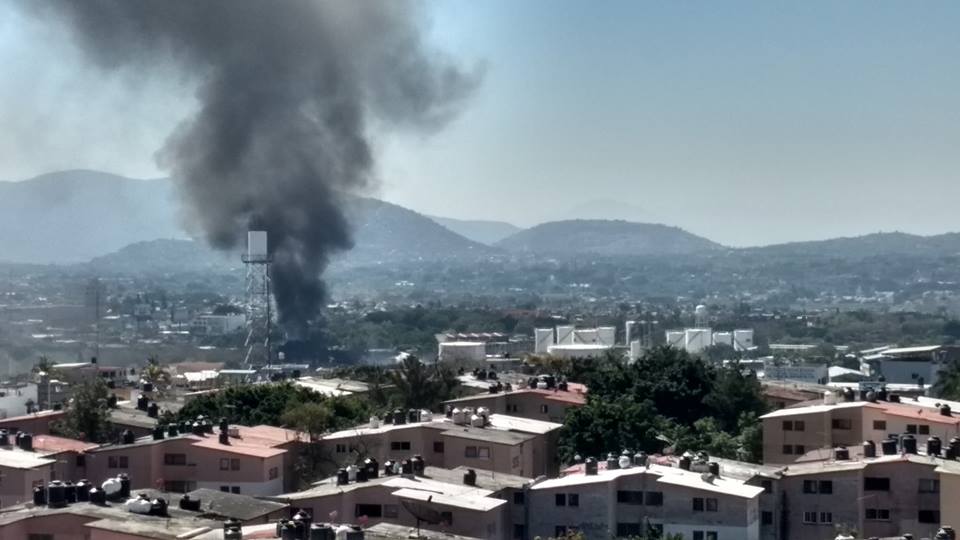 Se registra incendio en vivienda cerca de Pemex planta Cuernavaca