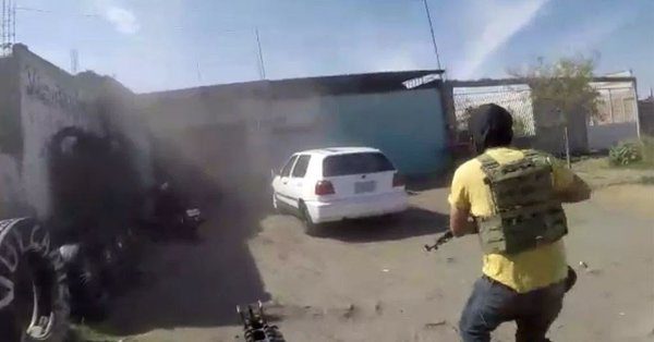 VIDEO Grupo armado graba mientras rafaguean vulcanizadora en Guanajuato
