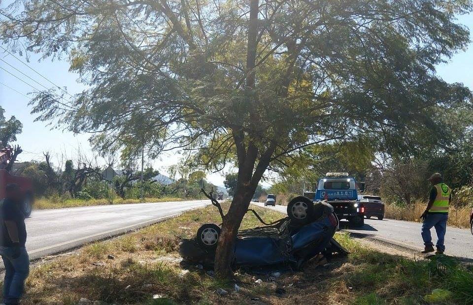 Vuelca auto en la Cuernavaca-Cuautlixco, el tripulante huyó