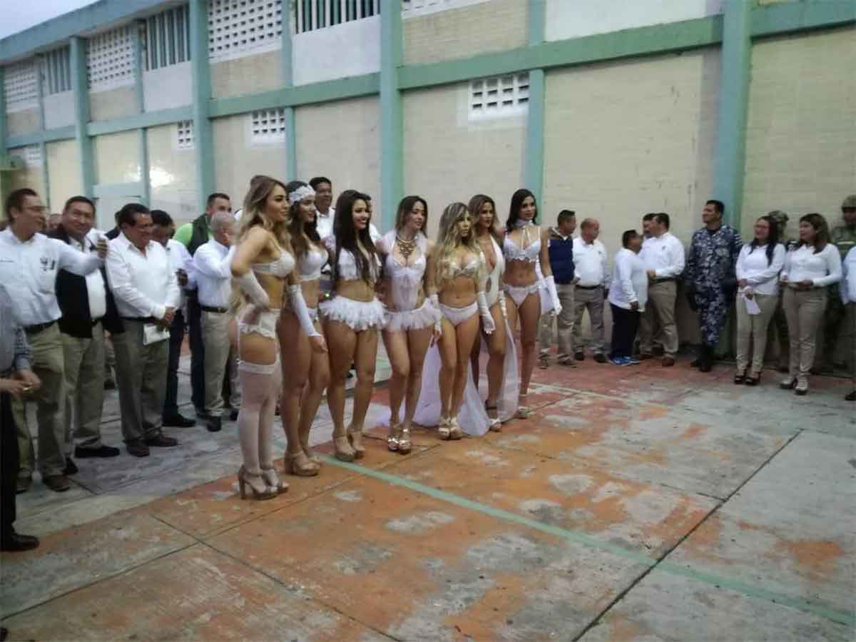Sindicato celebra día de la “Expropiación petrolera” con edecanes en lencería