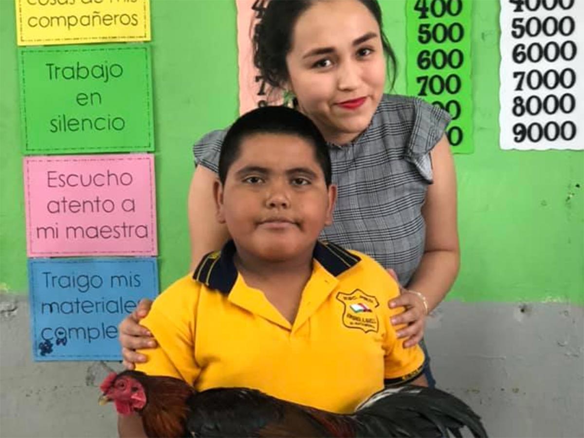 “No tengo dinero para comprarle un regalo maestra, pero le regalo un gallo, es el más bonito”