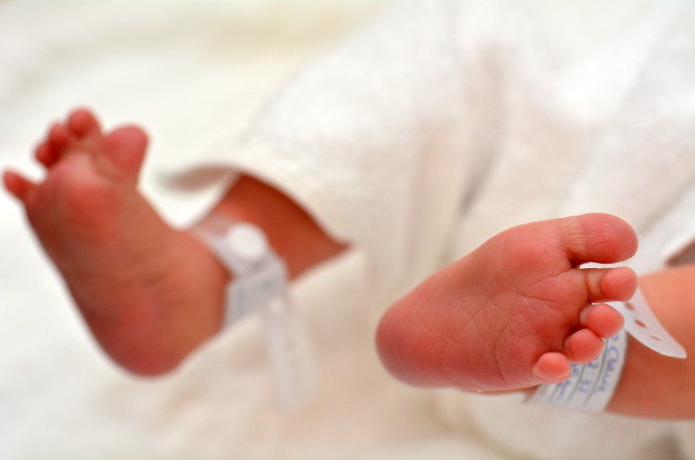 Mujer entierra viva a su bebé recién nacida
