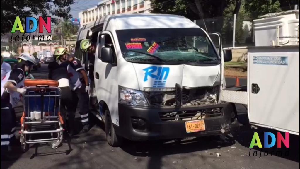 Nueve pasajeros lesionados en choque de RUTA 10
