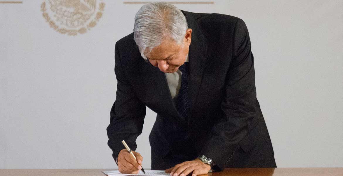 AMLO firma compromiso de no reelección