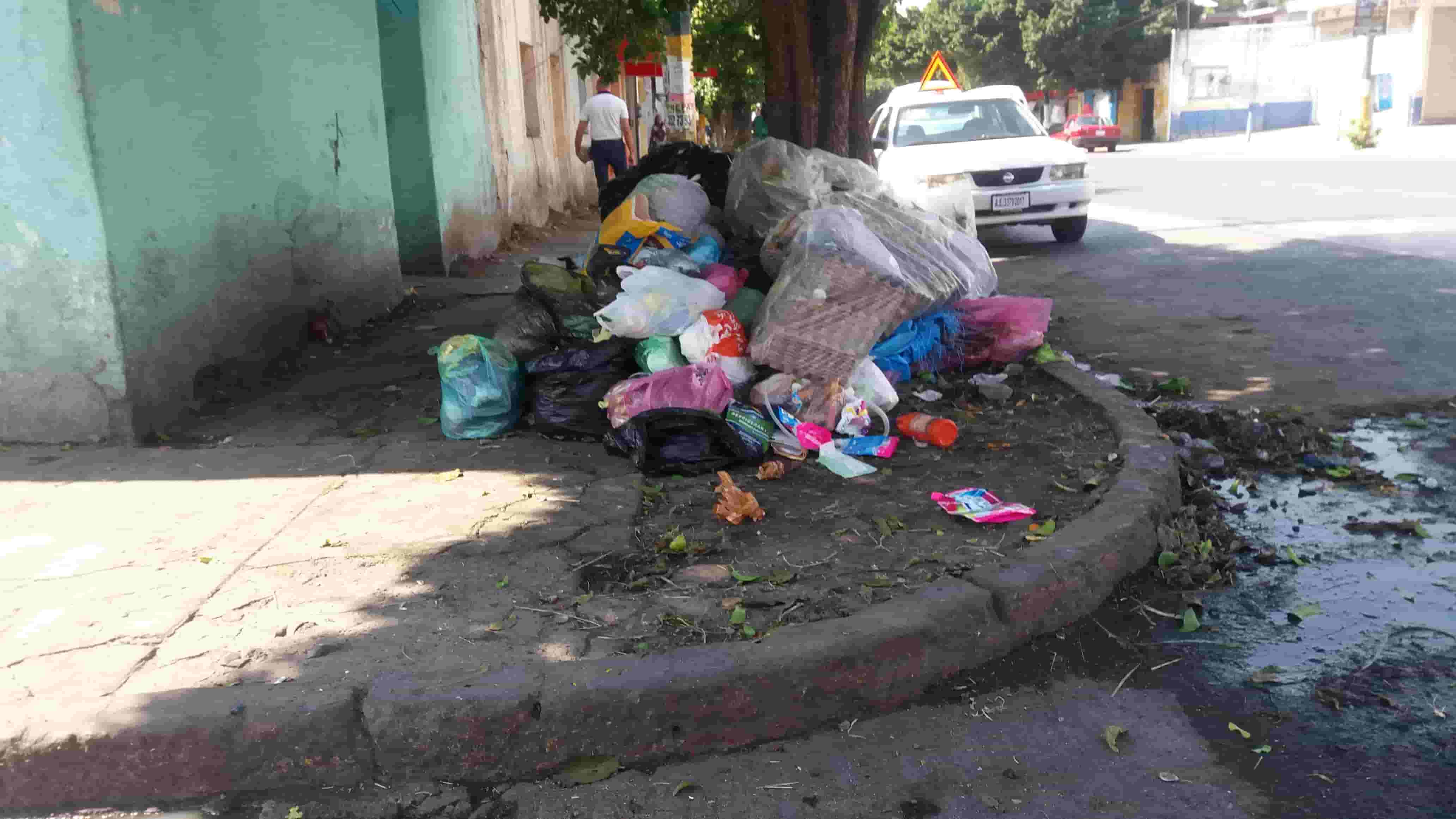 Limpian calles de basura que dejan ciudadanos de Cuautla