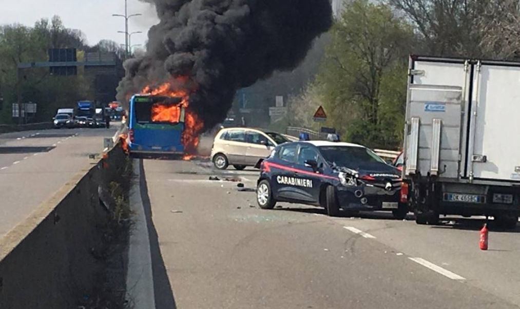 Hombre incendia autobús escolar en Italia