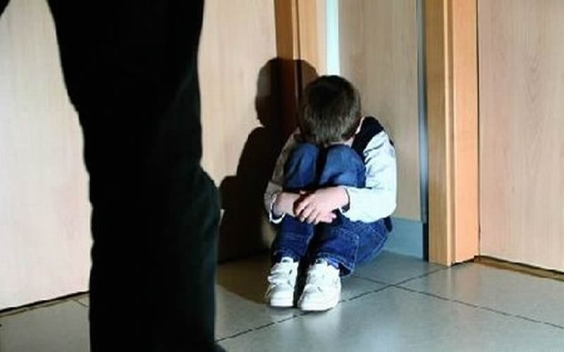 Madre obligó a sus hijos a tener relaciones sexuales con un anciano de 79 años