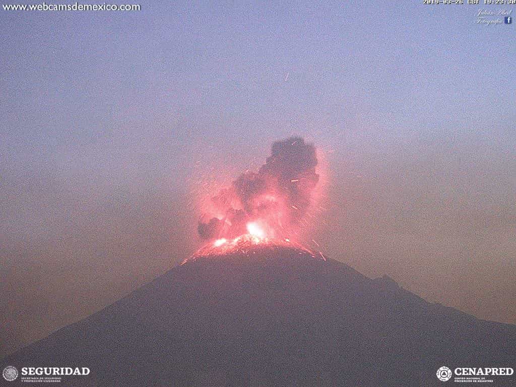 Ceniza de volcán Popocatépetl se desplaza hacia Morelos