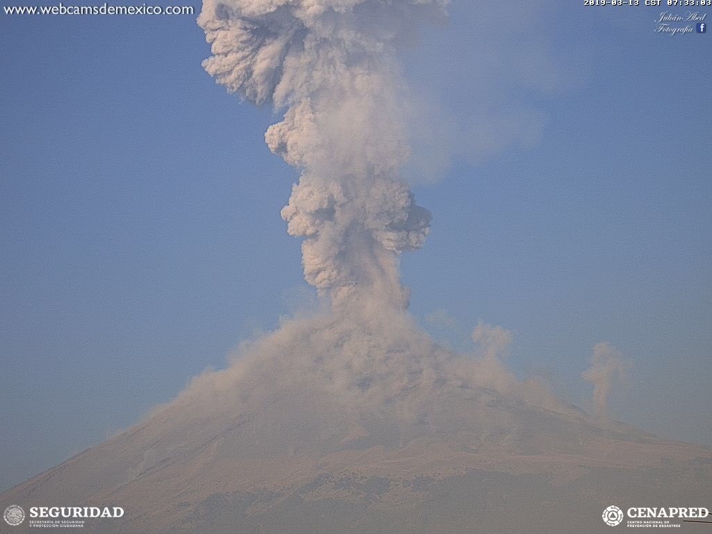 Volcán Popocatépetl lanza fragmentos incandescentes