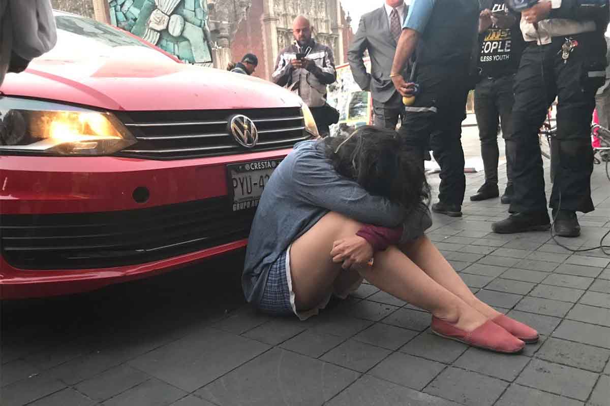 Fuera de Palacio Nacional, mujer insistía en hablar única y exclusivamente con el Presidente