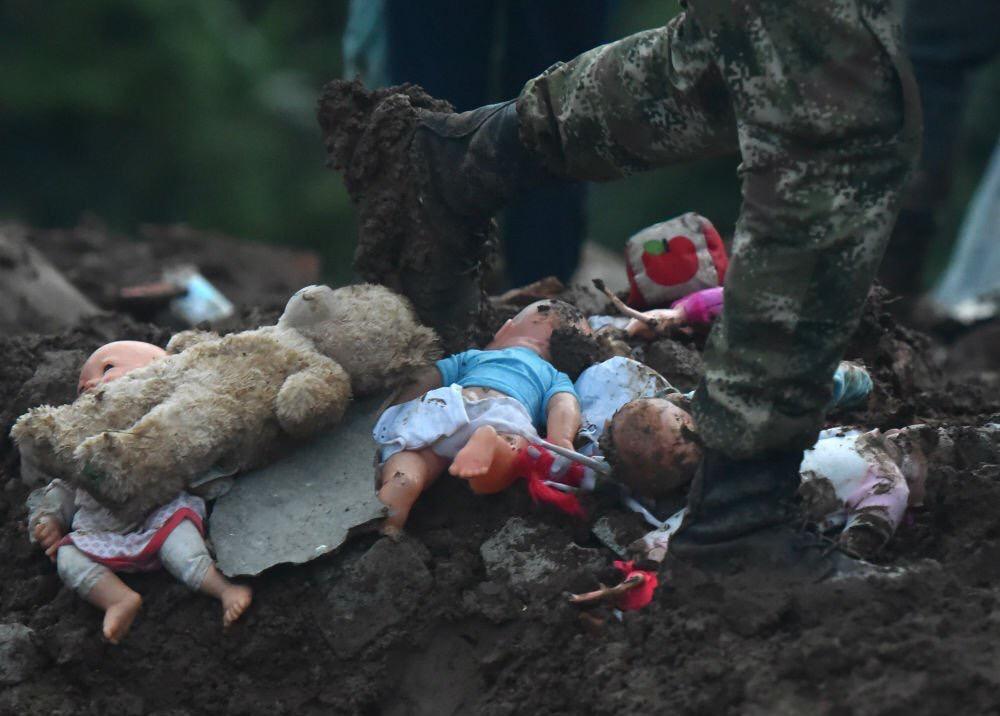Sube a 17 el número de muertos por deslizamiento de tierra