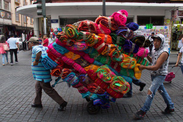 Comerciantes informales ganan más que profesionistas en México