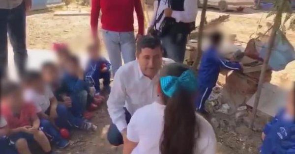 Niña criticada por alcalde no quiere ir a la escuela