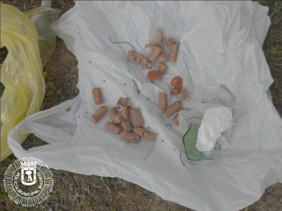 Dejan salchichas con alfileres para matar perritos