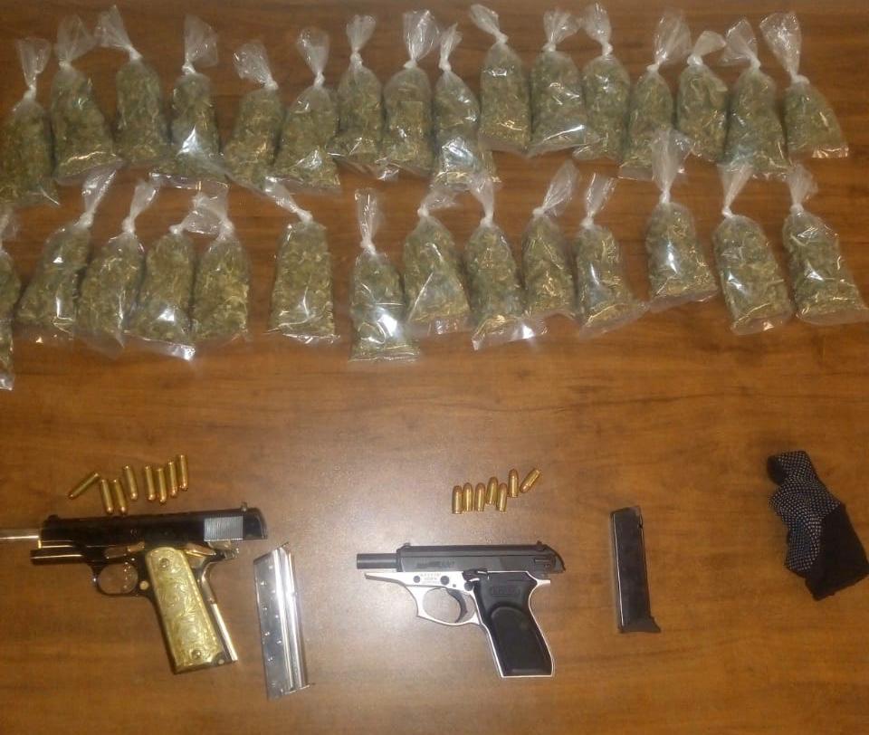 Detienen en jóvenes de 16 y 18 años con droga y armas en Jiutepec