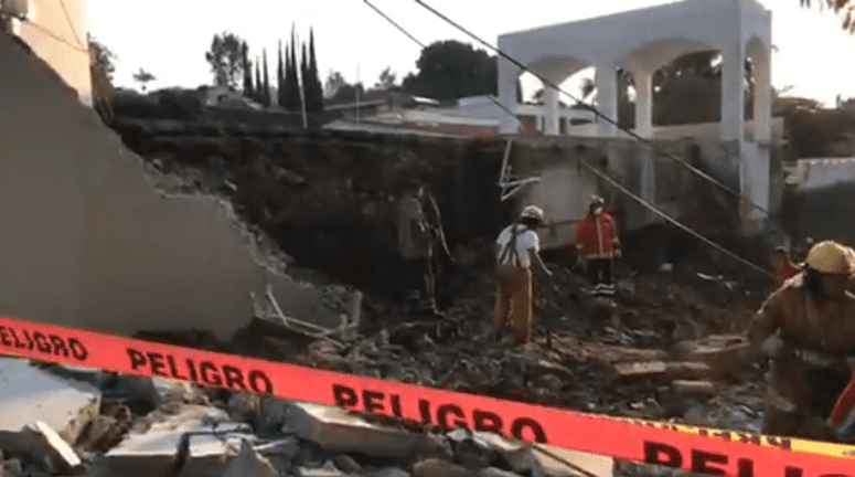 Cae barda sobre un automóvil en Cuernavaca