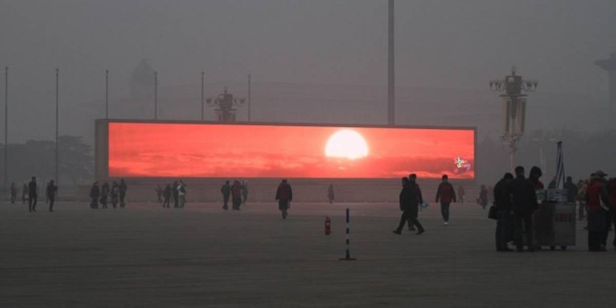 China emite el amanecer en pantallas gigantes por culpa de la contaminación